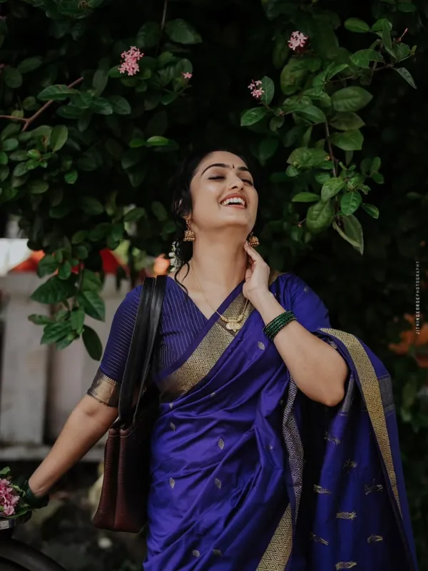 The_Royal_Indigo_&_Ivory_Mulmul_Saree