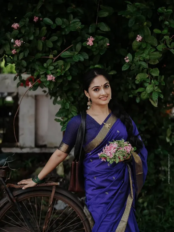 The_Royal_Indigo_&_Ivory_Mulmul_Saree