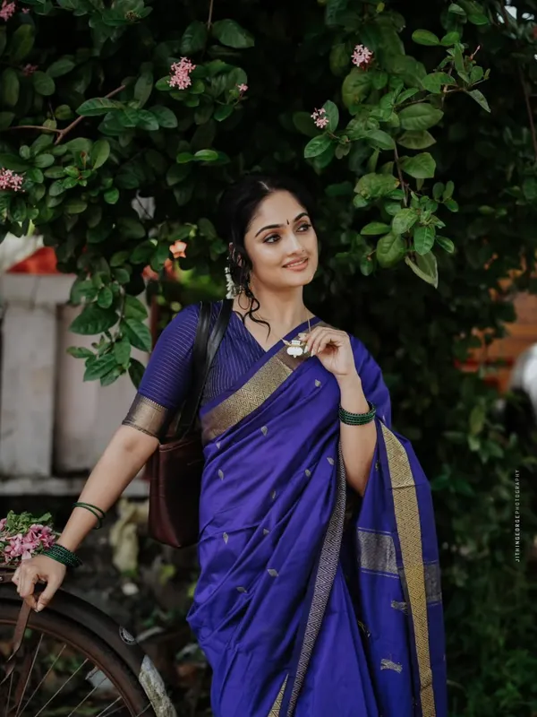 The_Royal_Indigo_&_Ivory_Mulmul_Saree