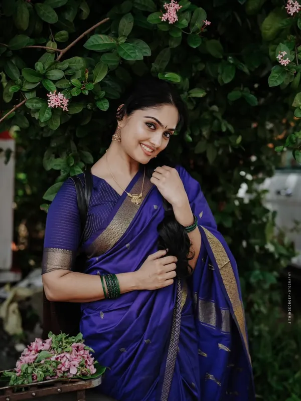 The_Royal_Indigo_&_Ivory_Mulmul_Saree