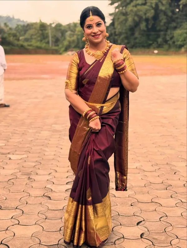 The_Maroon_And_Golden_Banarasi_Saree