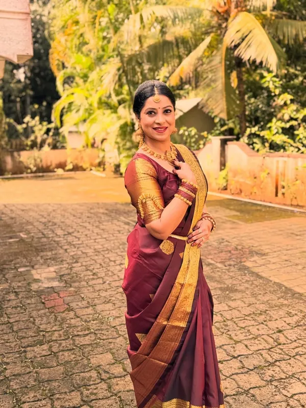 The_Maroon_And_Golden_Banarasi_Saree
