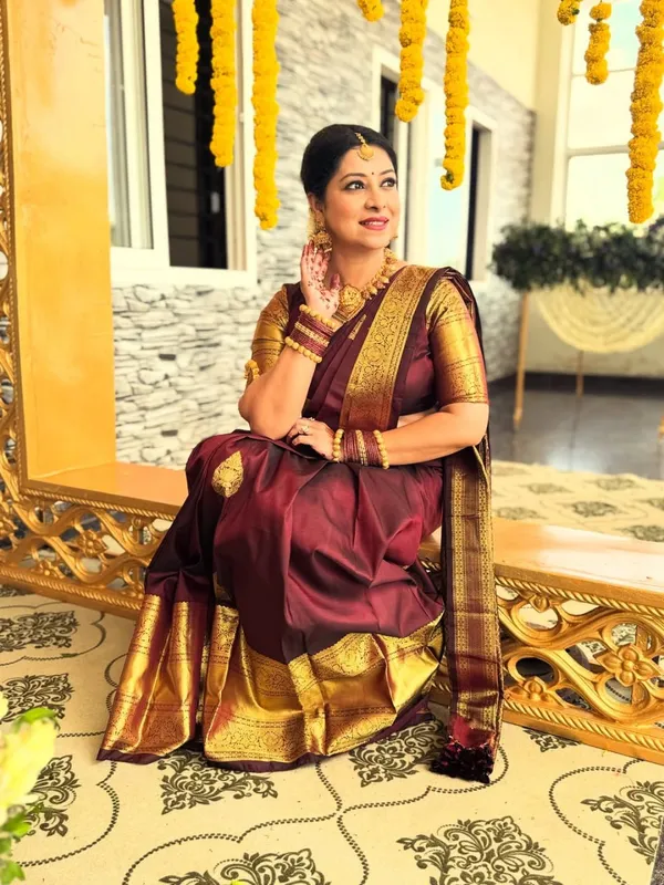 The_Maroon_And_Golden_Banarasi_Saree