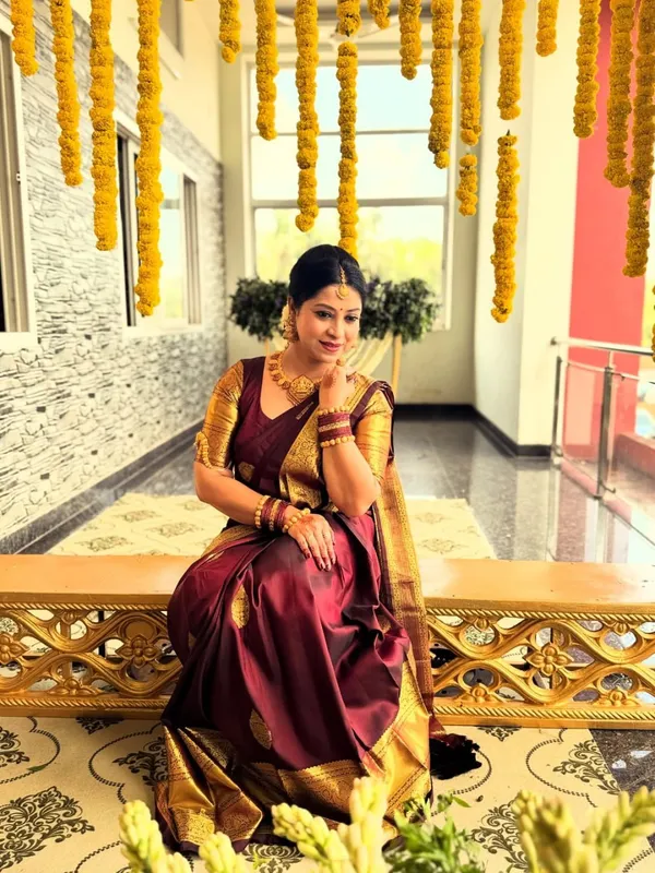 The_Maroon_And_Golden_Banarasi_Saree