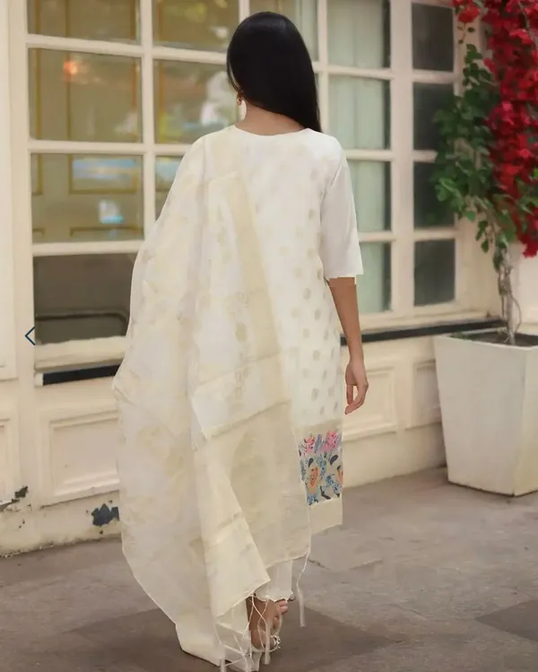 White_Kurta_Set_With_Dupatta_For_Women