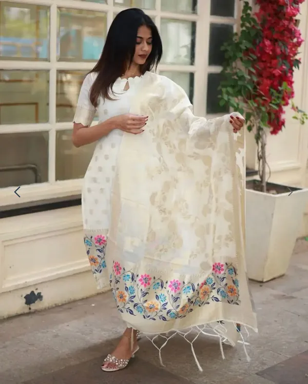 White_Kurta_Set_With_Dupatta_For_Women