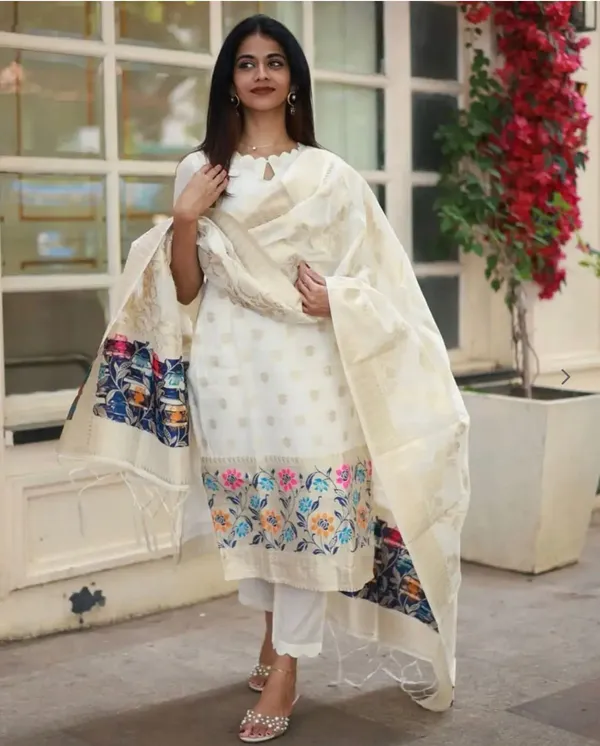 White_Kurta_Set_With_Dupatta_For_Women