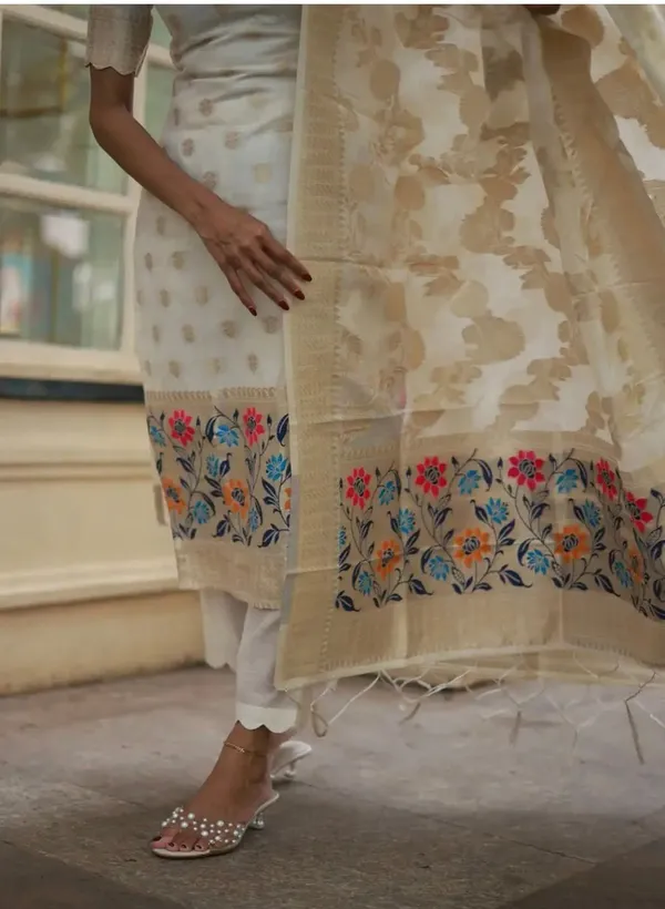 White_Kurta_Set_With_Dupatta_For_Women