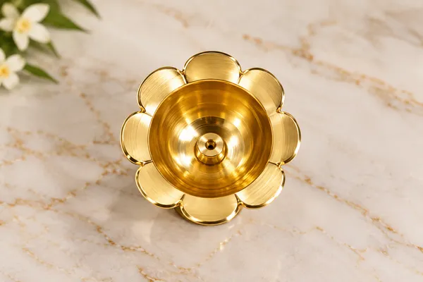 Metal_Lotus_Design_Diya_Oil_Lamp