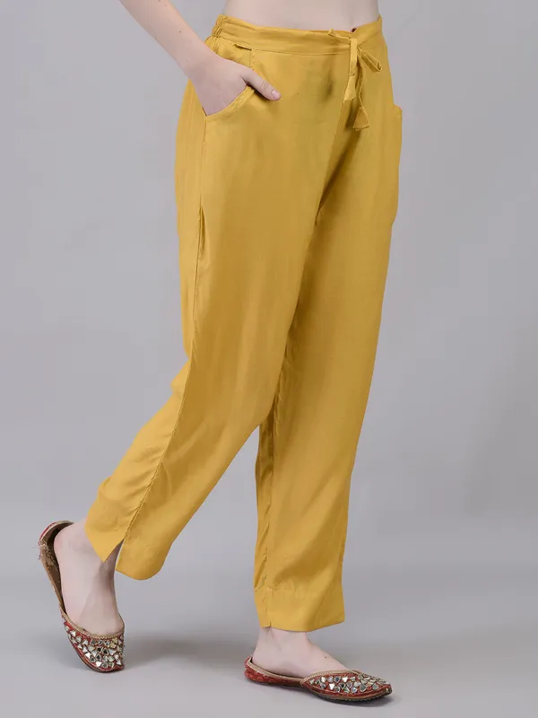 Yellow_Cambric_Cotton_Floral_Printed_Kurta_Set_For_Women
