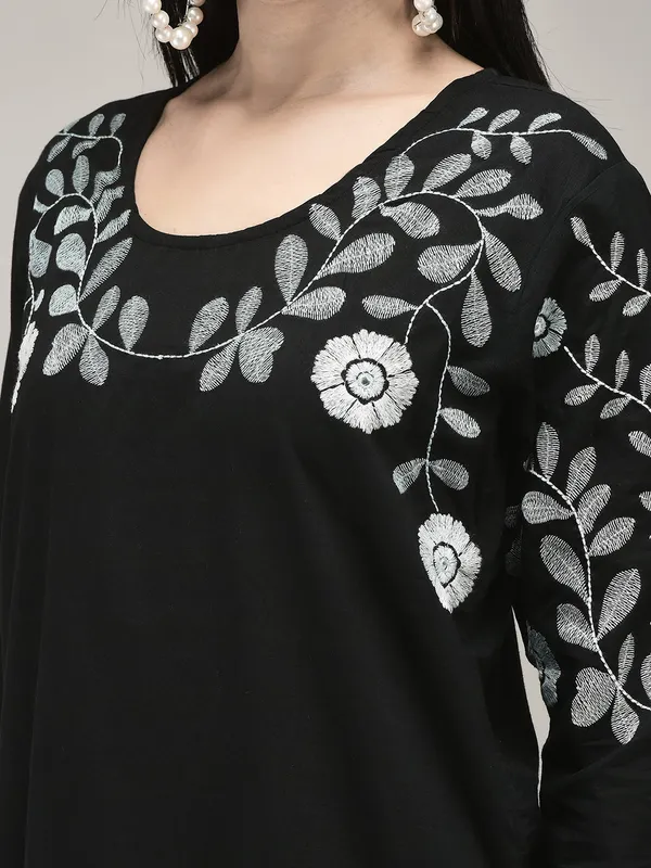 Black_Cotton_Thread_Embroidered_Kurta_Pant_Set_For_Women