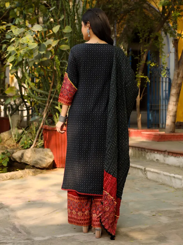 Black_Cotton_Blend_Straight_Motif_Printed_Suit_Set_For_Women