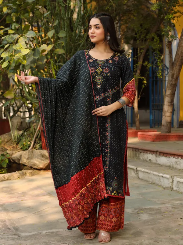 Black_Cotton_Blend_Straight_Motif_Printed_Suit_Set_For_Women
