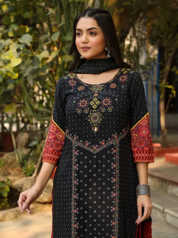 Black_Cotton_Blend_Straight_Motif_Printed_Suit_Set_For_Women