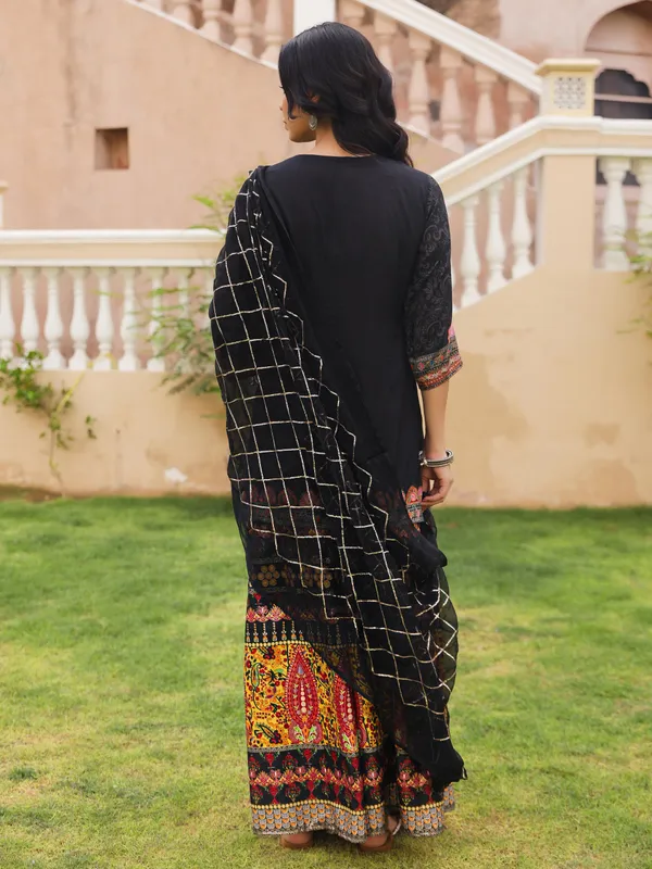 Black_Viscose_Printed_Straight_Kurta_Sharara_Set_With_Dupatta_For_Women