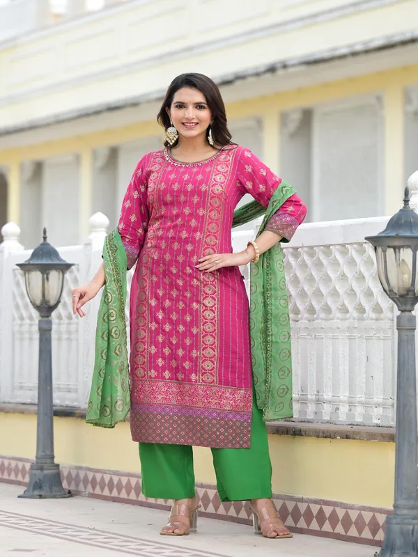 Fuchsia_Pink_Muslin_Printed_Straight_Suit_Set_For_Women
