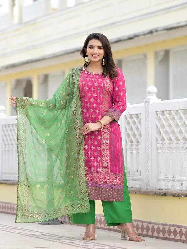 Fuchsia_Pink_Muslin_Printed_Straight_Suit_Set_For_Women