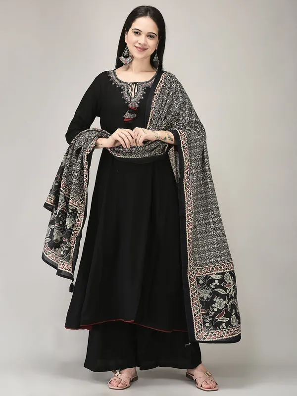 Black_Rayon_Flared_Printed_Suit_Set_For_Women
