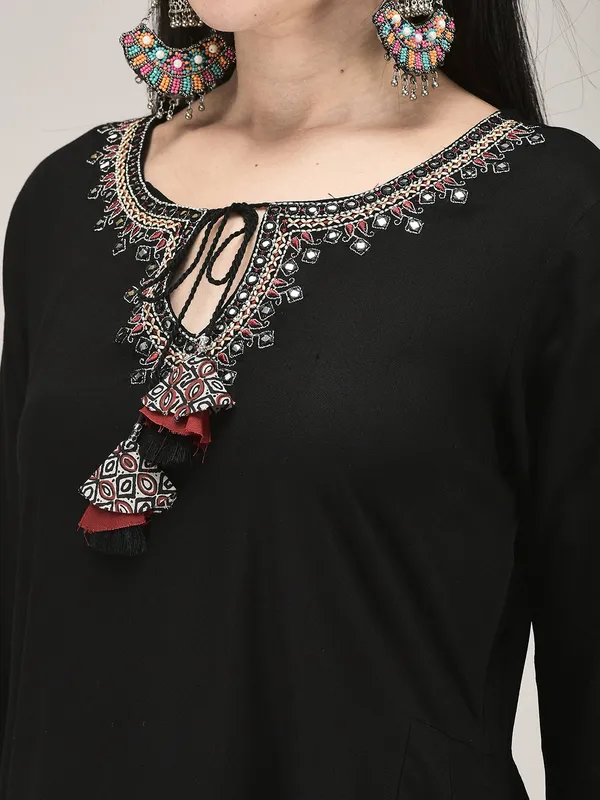 Black_Rayon_Flared_Printed_Suit_Set_For_Women