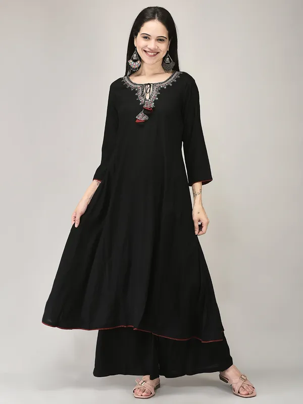 Black_Rayon_Flared_Printed_Suit_Set_For_Women