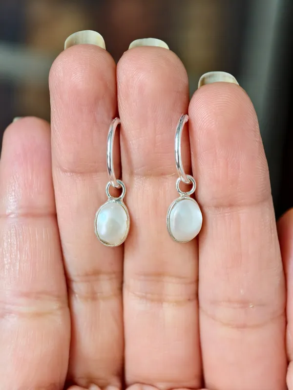 Freshwater_Oval_Pearl_Charm_Hoops