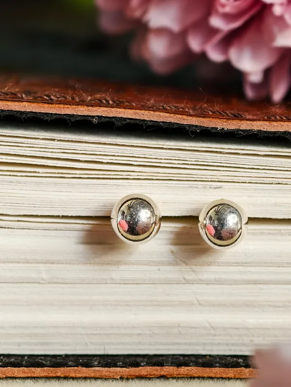 Classic_Round_Stud_Earrings