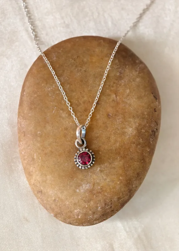 Garnet_Rawa_Pendant_(Without_Chain)