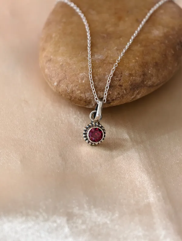 Garnet_Rawa_Pendant_(Without_Chain)
