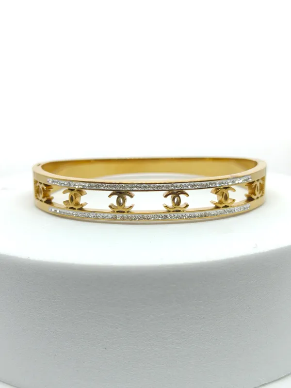 Gold_Plated_Crystal_Embellished_Logo_Bangle_Bracelet_for_Women