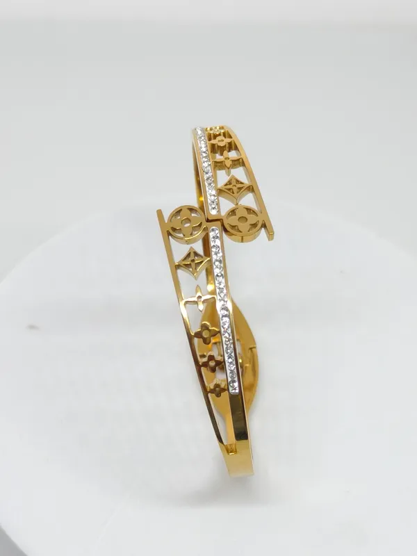 Gold_Plated_Floral_Cutwork_Bracelet_With_Stone_Line