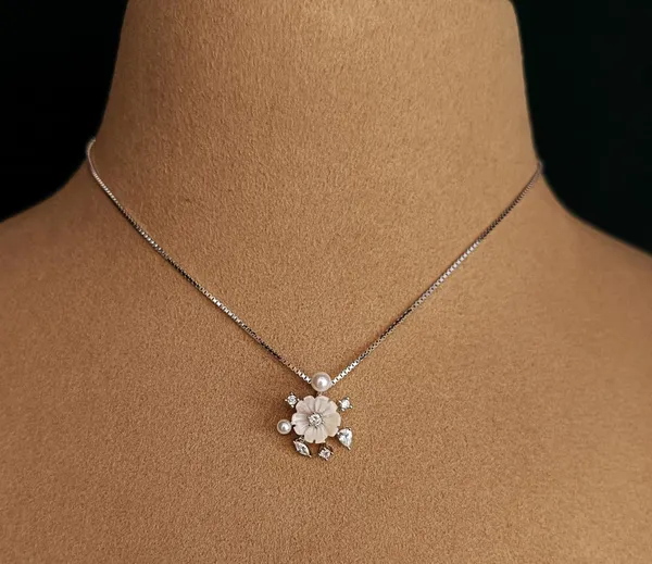 Silver_Pearl_Floral_Pendant_Necklace_For_Women_|_Made_With_Pure_925_Silver