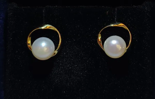 Gold_Plated_Pearl_Stud_Earrings_For_Women_|_Made_With_Pure_925_Silver