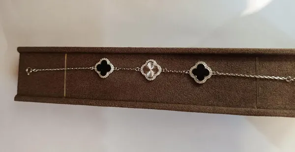 Silver_Clover_Motif_Chain_Bracelet_For_Women_|_Made_With_Pure_925_Silver