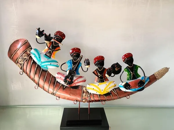 Iron_Folk_Multicolor_Musicians_Curved_Base_Showpiece
