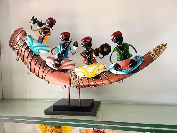Iron_Folk_Multicolor_Musicians_Curved_Base_Showpiece