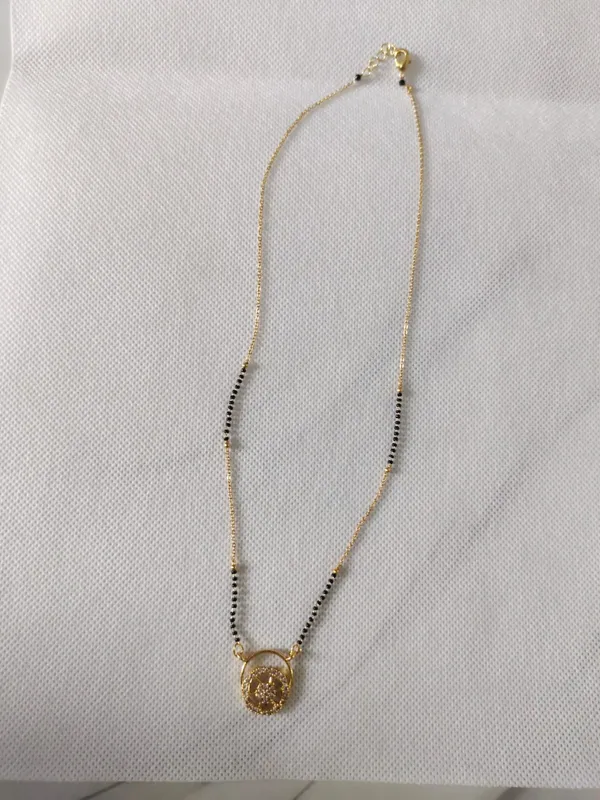 Gold_Black_Beaded_Chain_Pendant_Necklace_For_Women
