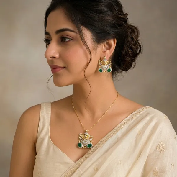 Ganesha_Pendant_Set_With_Golden_Borders_And_Studs