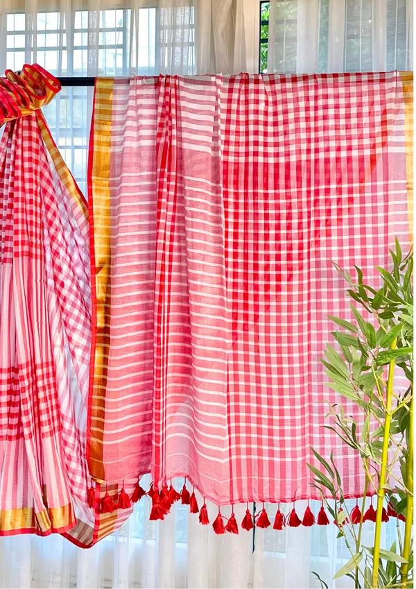 Loom_Threads:_Red_&_White_Mul_Cotton_Saree_With_Gamcha_Work_For_Women