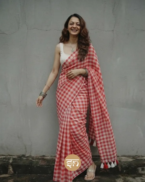 Loom_Threads:_Red_&_White_Mul_Cotton_Saree_With_Gamcha_Work_For_Women
