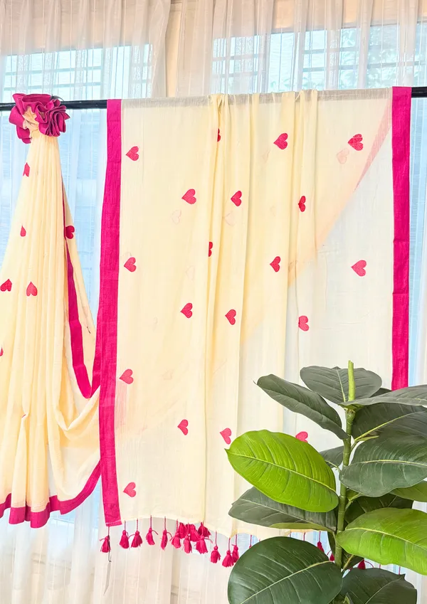 Dil_Dhadakne_Do:_Off-White_&_Pink_Mul_Cotton_Saree_With_Embroidery_Work_For_Women