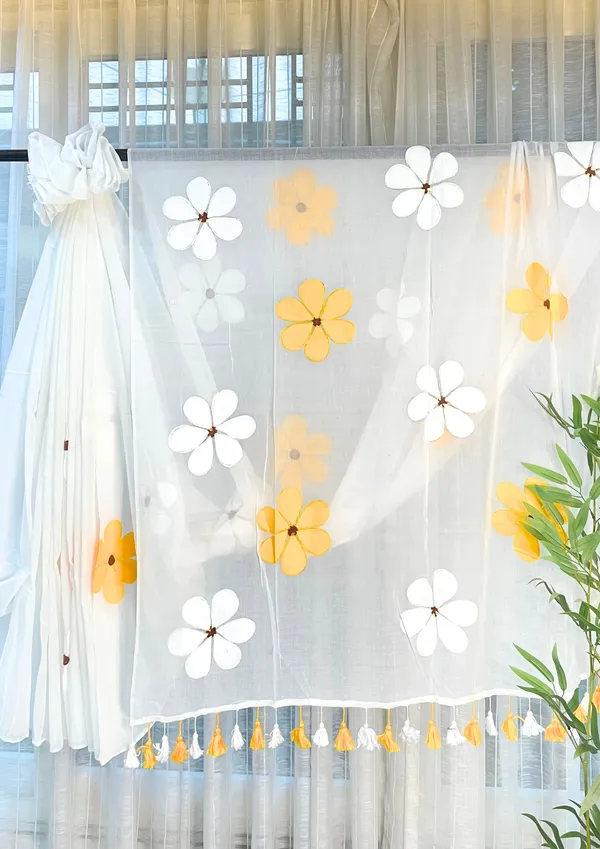 Ever_Blooming:_White_&_Yellow_Mul_Cotton_Saree_With_Hand-Painted_Work_For_Women