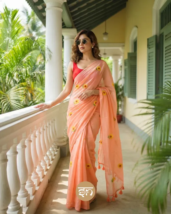 Sooraj_Ki_Bahoon_Mein:_Peach_Pure_Mul_Cotton_Saree_with_Beautiful_Sunflower_Embroidery_Work