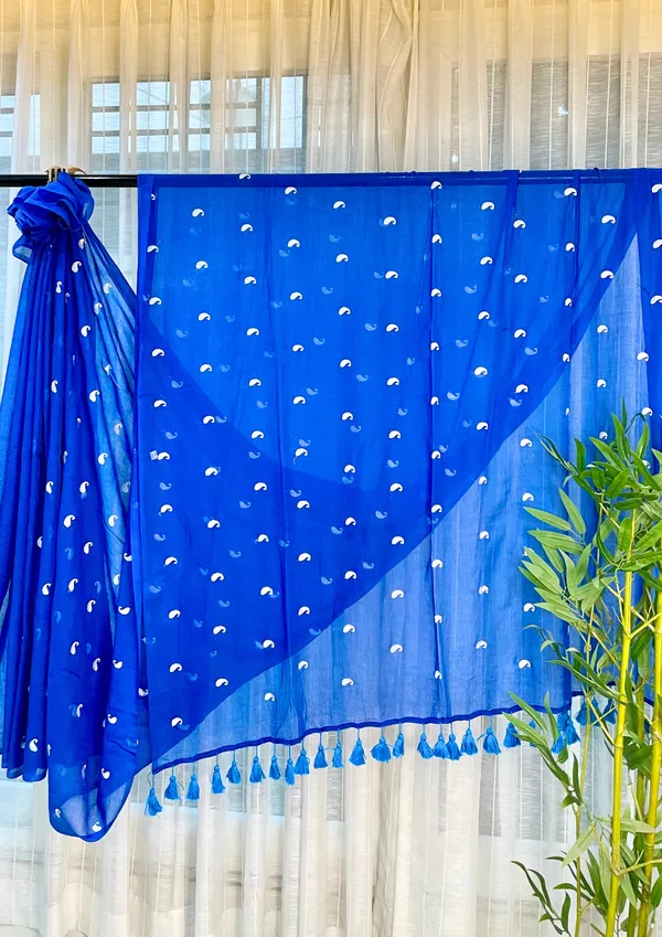 Kalakanjali:_Blue_&_White_Mul_Cotton_Saree_With_Embroidery_Work_For_Women