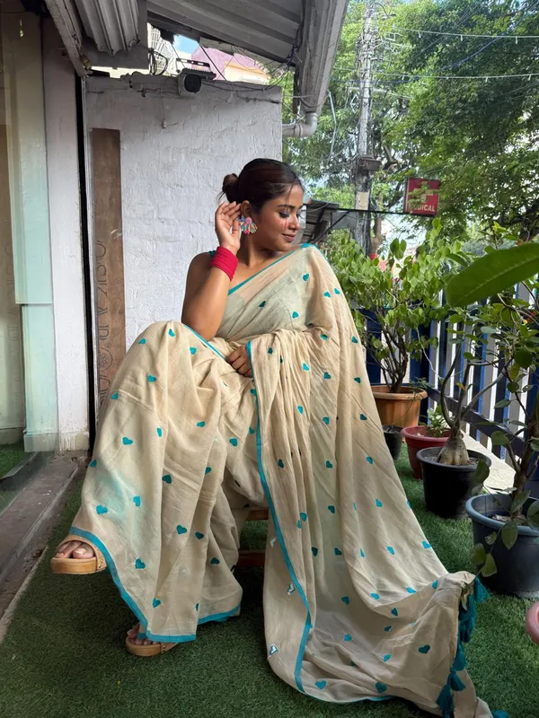 Dil_Dhadakne_Do:_Beige_&_Turqoise_Mul_Cotton_Saree_With_Embroidery_Work_For_Women