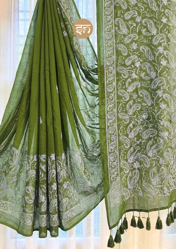 Khwaab_Buney_Hue:_Olive_Green_Elegant_Mul_Cotton_Saree_with_Delicate_Chikankari_Work