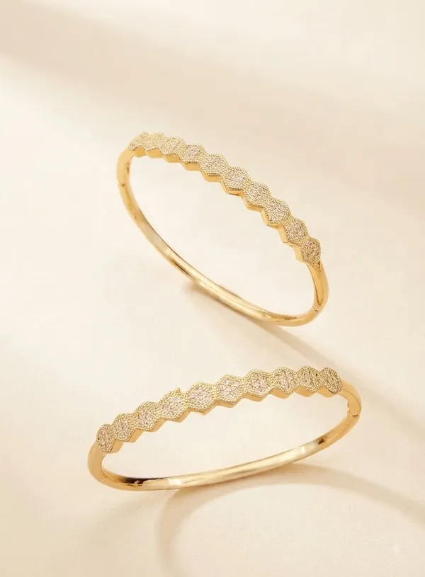 Gold_Steel_Zigzag_Textured_Bangle_Set_For_Women
