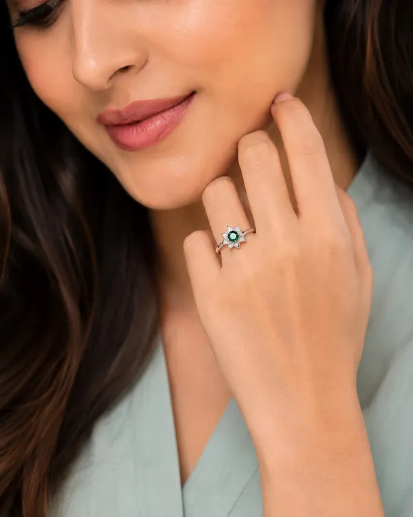 92.5_Sterling_Silver_Emerald_Star_Flower_Ring_|_Elegant_Green_Stone_Statement_Ring