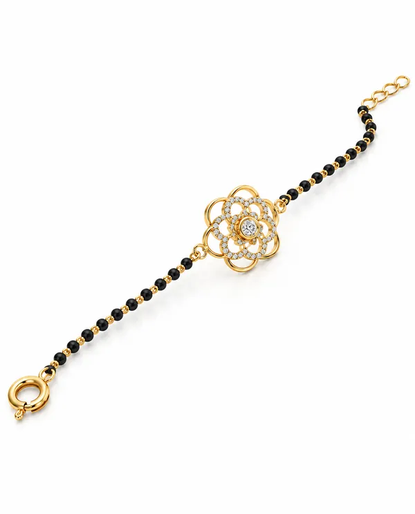 Elegant_Seven-Diamond_Yellow_Gold_Bracelet