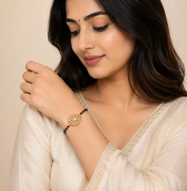 Elegant_Seven-Diamond_Yellow_Gold_Bracelet