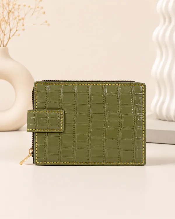 AKAVA_Vegan_Leather_Women's_Glossy_Wallet_with_botton_closure